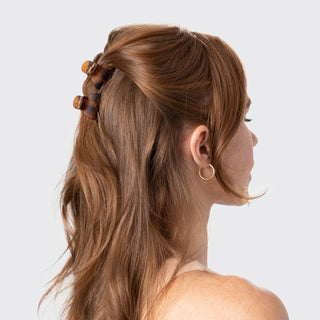 Woman with styled hair featuring a kitsch x-small hair clips from side view